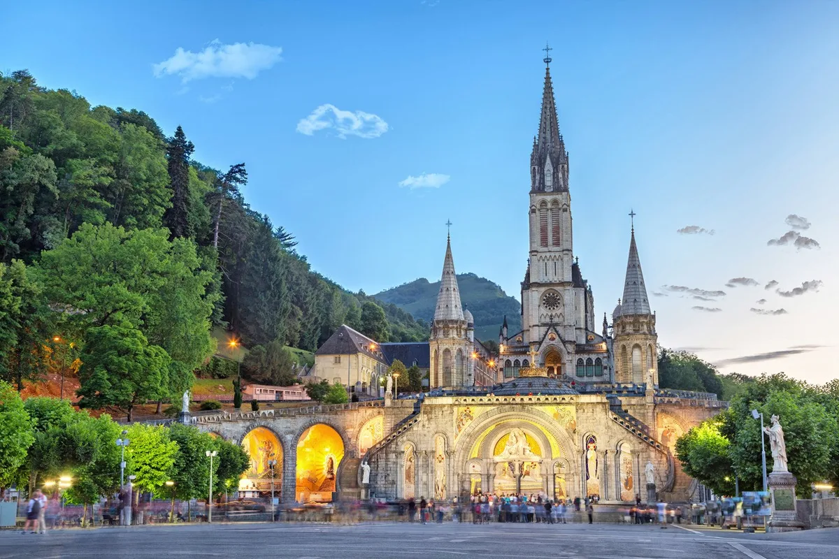 Biarritz to Lourdes taxi – Basilica of the Immaculate Conception illuminated at night
