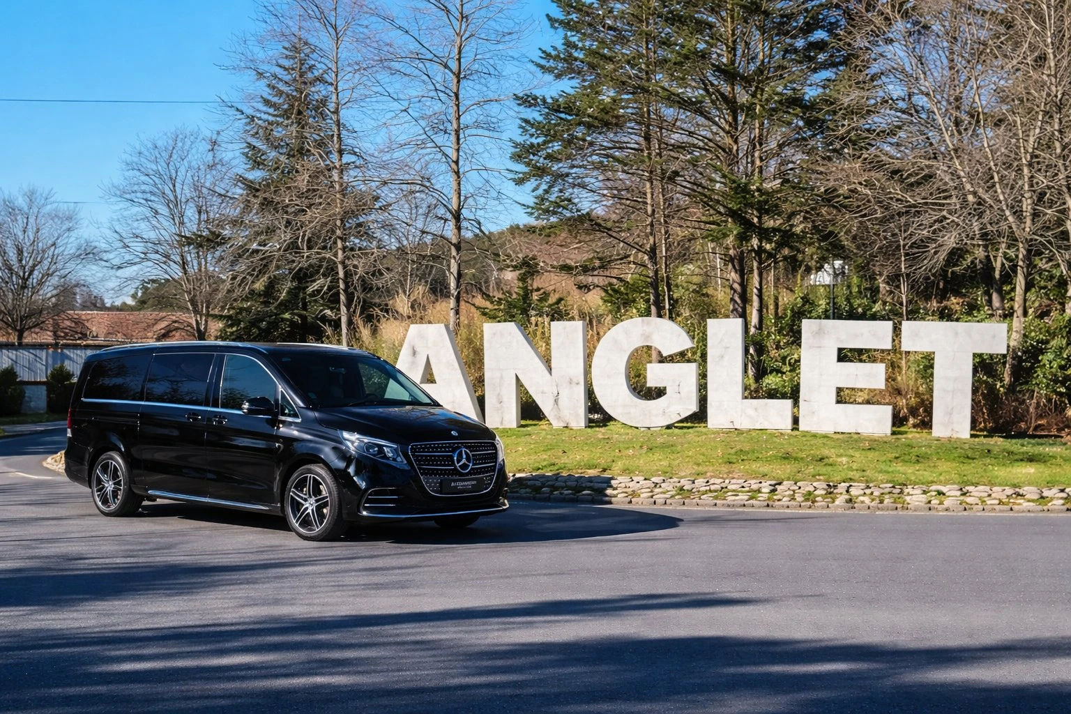 VTC Anglet – van Mercedes noir devant le panneau Anglet Côte Basque