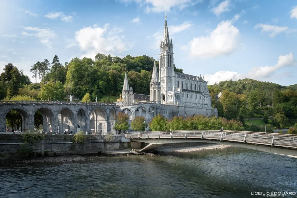 Taxi Biarritz Lourdes – basilique Immaculée Conception vue depuis le Gave de Pau