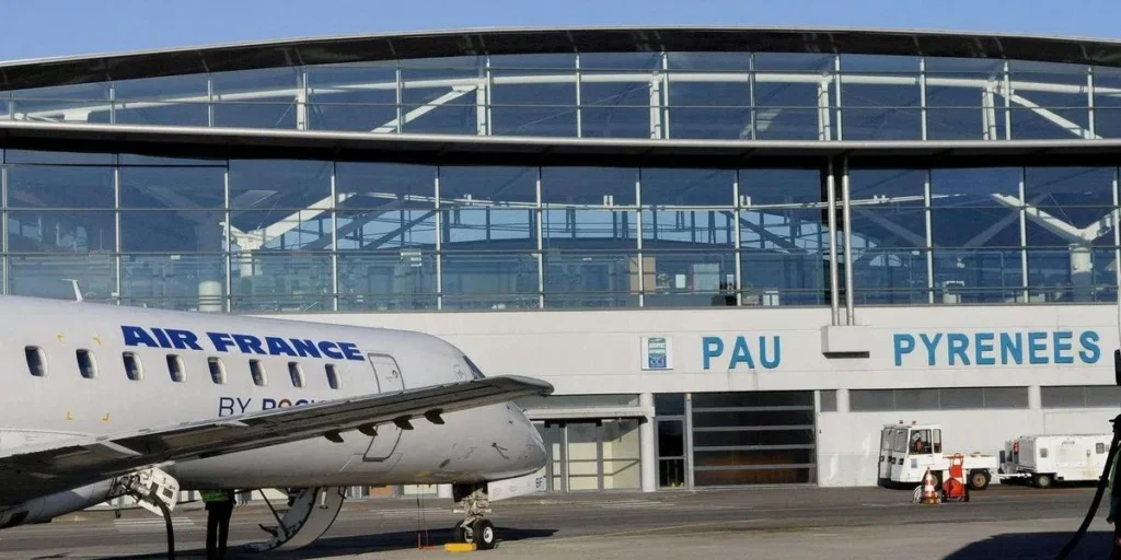 Taxi Biarritz Pau – aéroport Pau Pyrénées avec avion Air France sur le tarmac