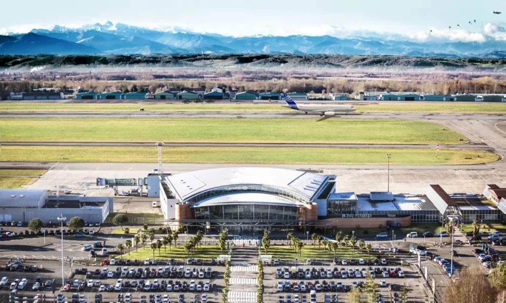 Taxi Biarritz Pau – vue aérienne aéroport Pau Pyrénées piste et terminal