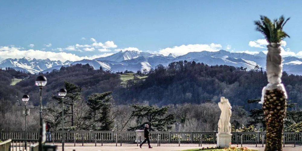 Taxi Biarritz Pau – boulevard des Pyrénées vue panoramique sur les montagnes enneigées