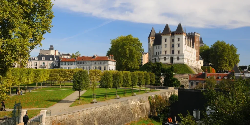 Taxi Biarritz Pau – château de Pau et ses jardins en automne