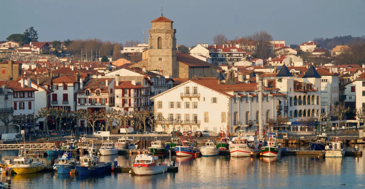 VTC Saint-Jean-de-Luz chauffeur privé près du port de pêche